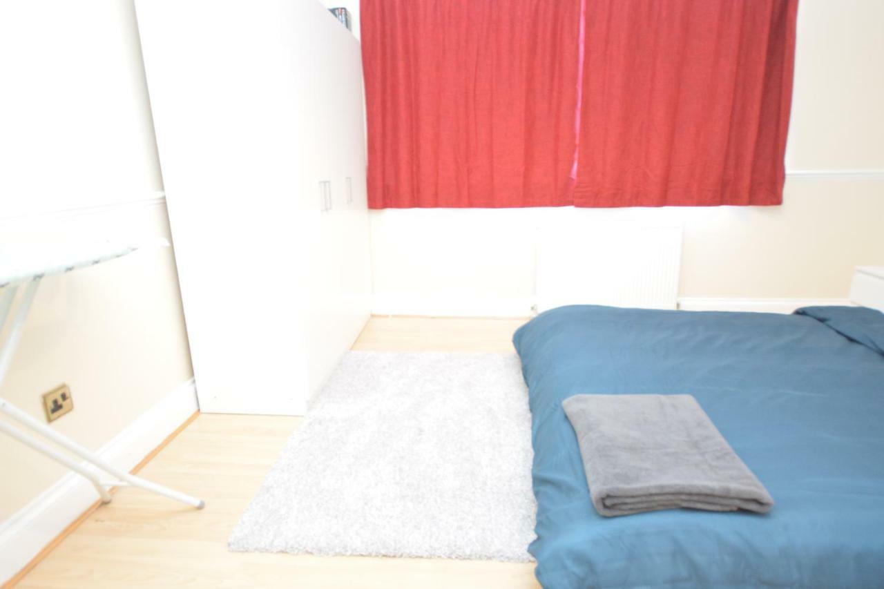 Four Bedroom Townhouse 12 Minutes Walk To Excel Exhibition Centre Londra Dış mekan fotoğraf