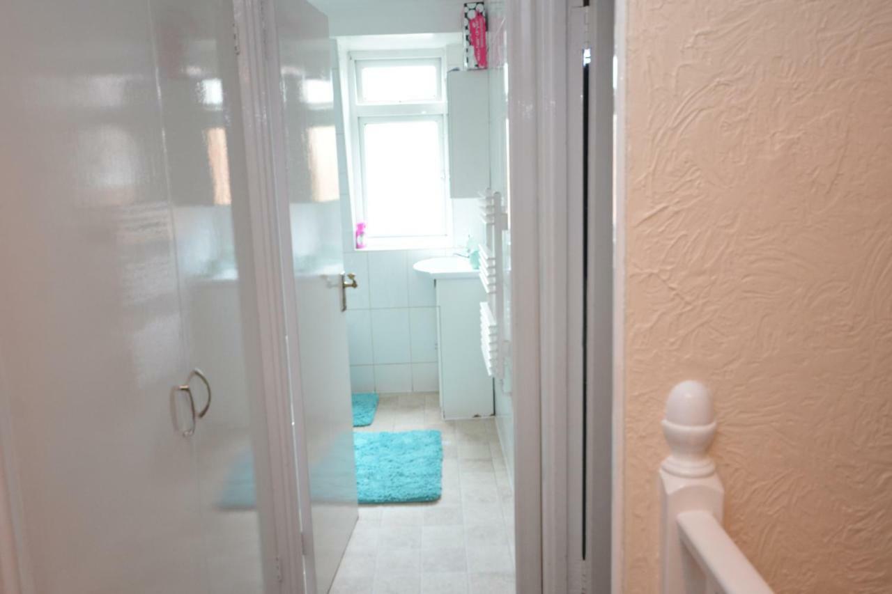 Four Bedroom Townhouse 12 Minutes Walk To Excel Exhibition Centre Londra Dış mekan fotoğraf