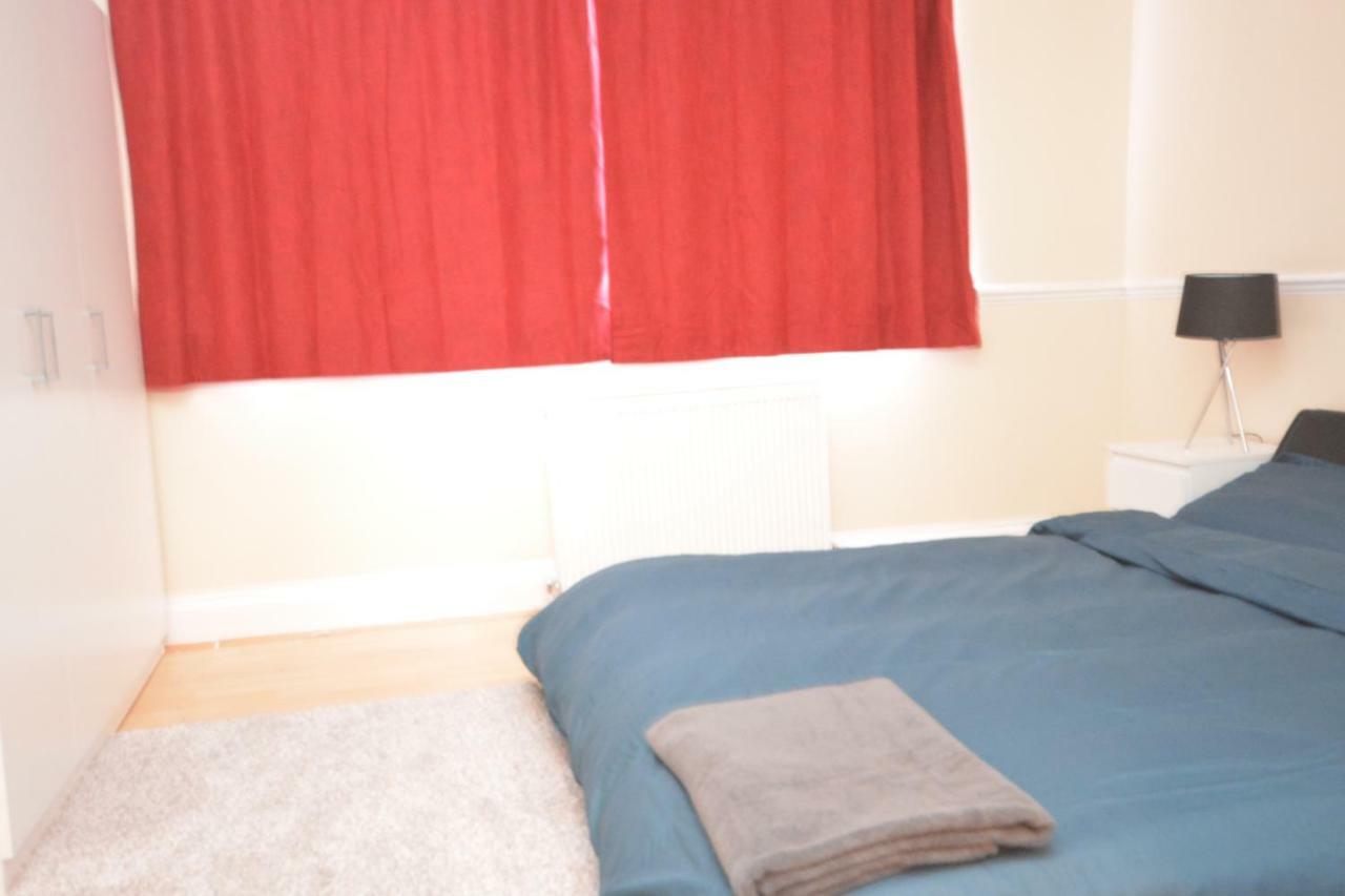 Four Bedroom Townhouse 12 Minutes Walk To Excel Exhibition Centre Londra Dış mekan fotoğraf