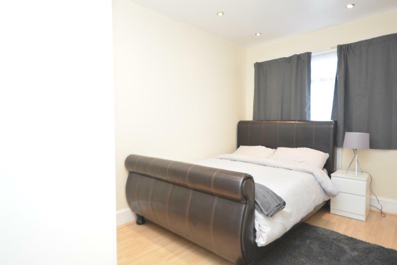 Four Bedroom Townhouse 12 Minutes Walk To Excel Exhibition Centre Londra Dış mekan fotoğraf